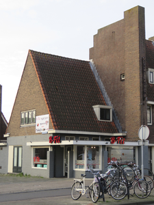 908777 Gezicht op het winkelhoekpand St. Josephlaan 1 te Utrecht, met op de voorgrond de Amsterdamsestraatweg.N.B. ...
